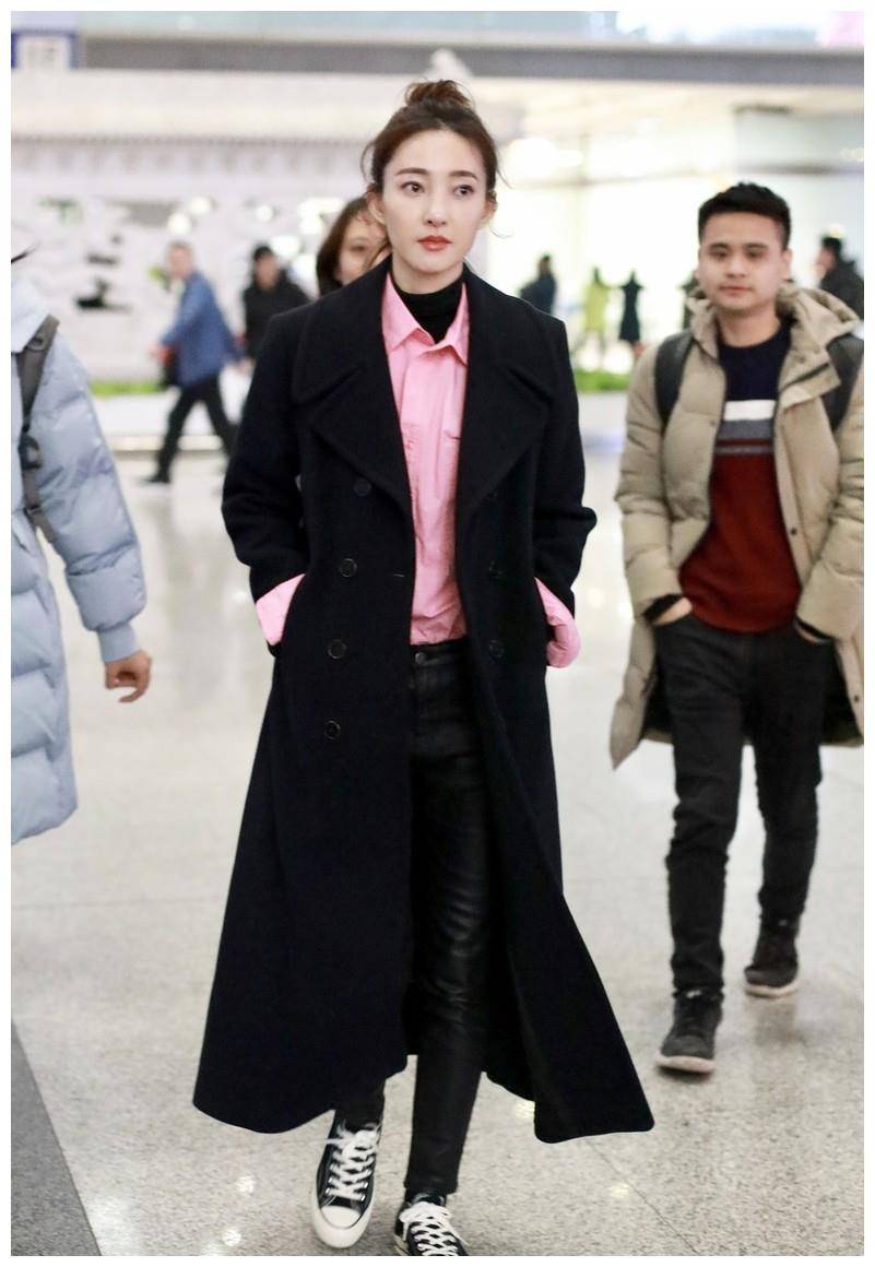 原创167cm王丽坤真会穿粉衬衫叠穿高领衫皮裤展现轻熟气韵