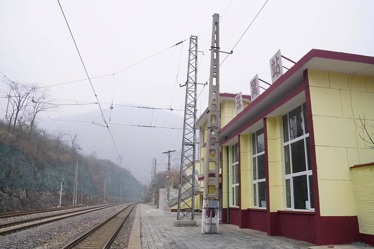 北京有座火车站，隐藏在大山中，每天仅有3趟车，但名字有点搞笑