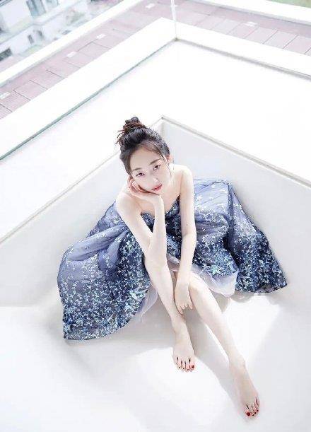 原创娱乐圈不用全身擦粉的女星连脚丫都白到透明每次合照怕她消失