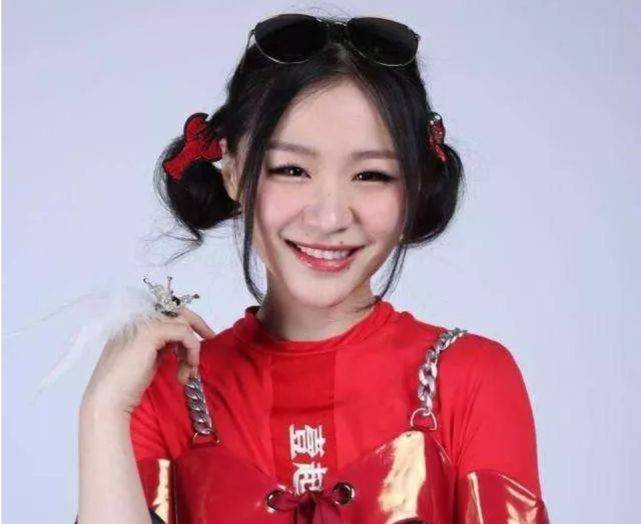 所以在这个小品表演结束之后,金靖也曾经和刘胜瑛进行过交流,两个人为