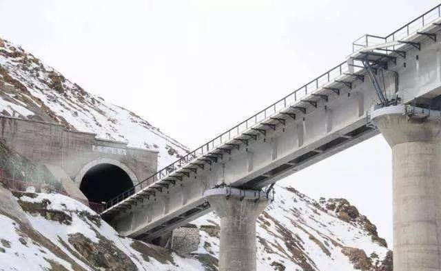 昆仑山隧道——海拔4868米,位于青藏铁路青海境内,是世界高原冻土区