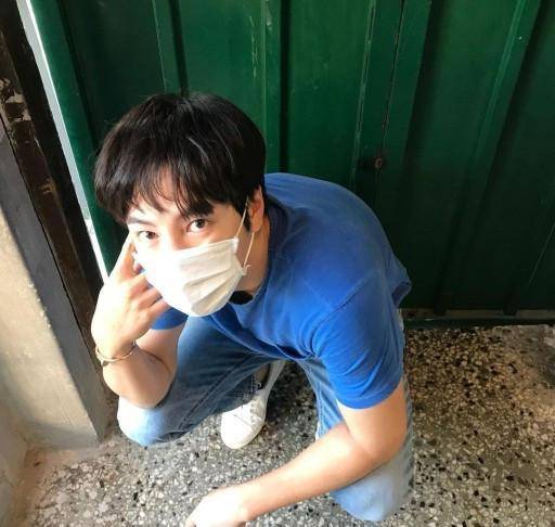 "自暴自弃",颜值终不再!33岁"国外第一美男"张根硕狂吃薯片