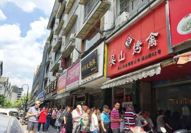 排队1小时，买鸡20秒，杭州人最爱，为什么外地游客吐槽不好吃