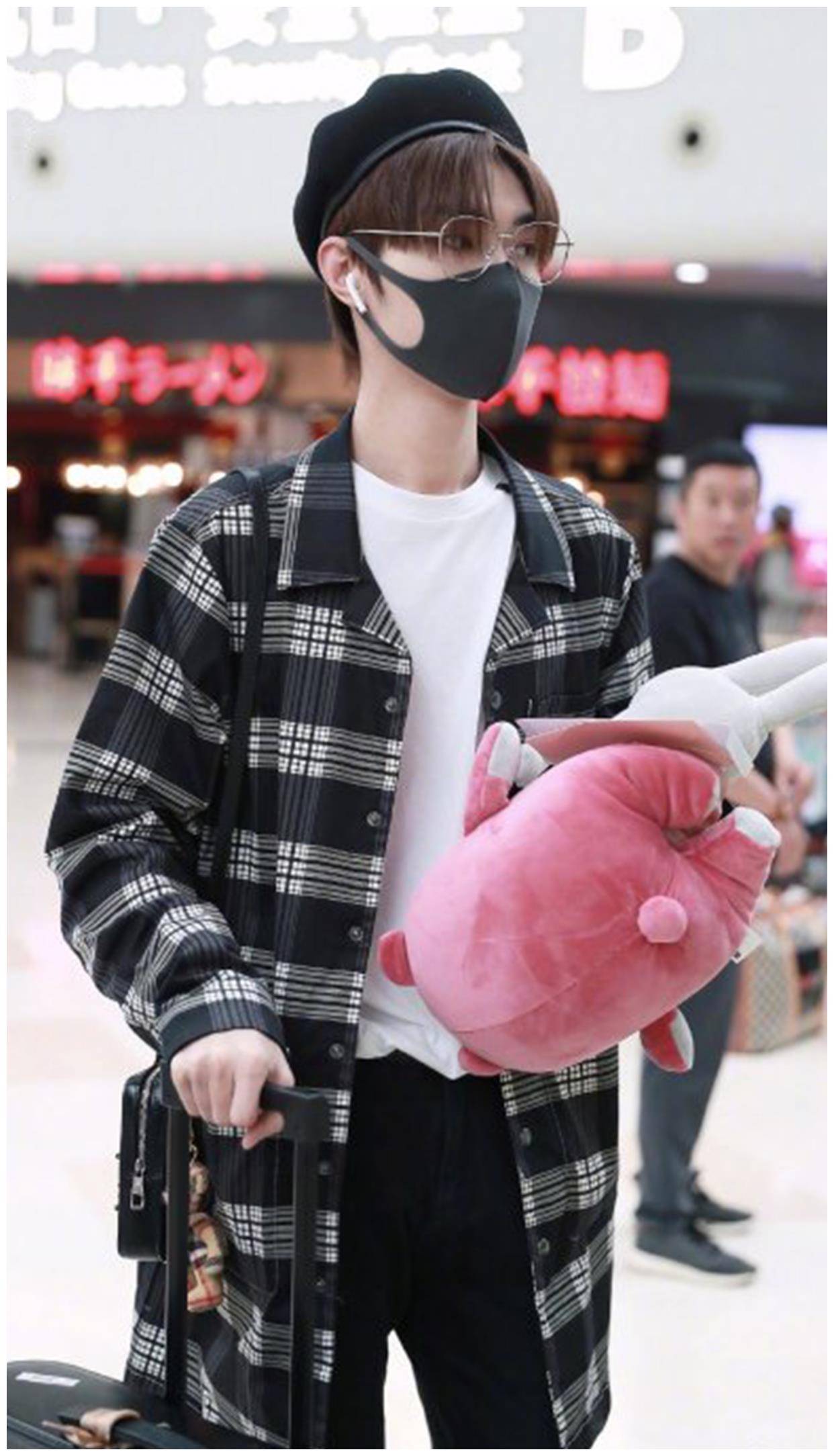 另外,剧外的宋继扬即使没有飘逸的白衣旧衣的加持,也还是很帅的