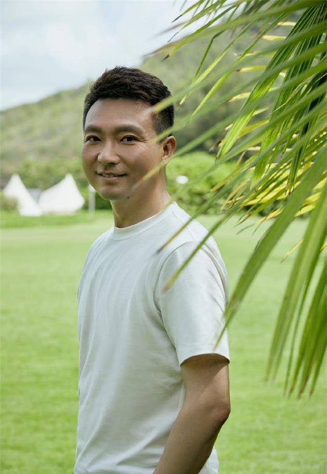 原创电视主持人康辉写真大片曝光浅蓝色西装出镜风格大变帅气满满