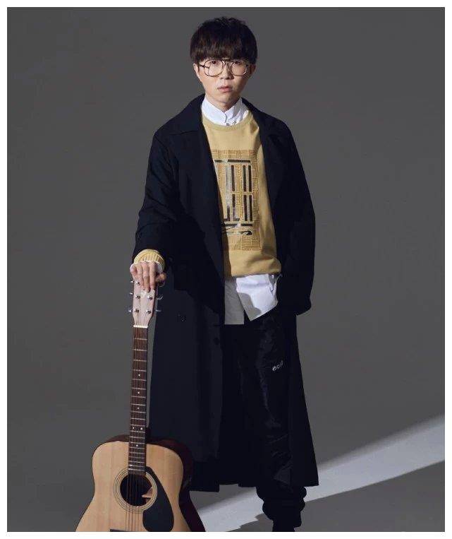 毛不易太不易,好不容易瘦下来,却因太瘦把大衣穿成裙子,贼显矮_外套