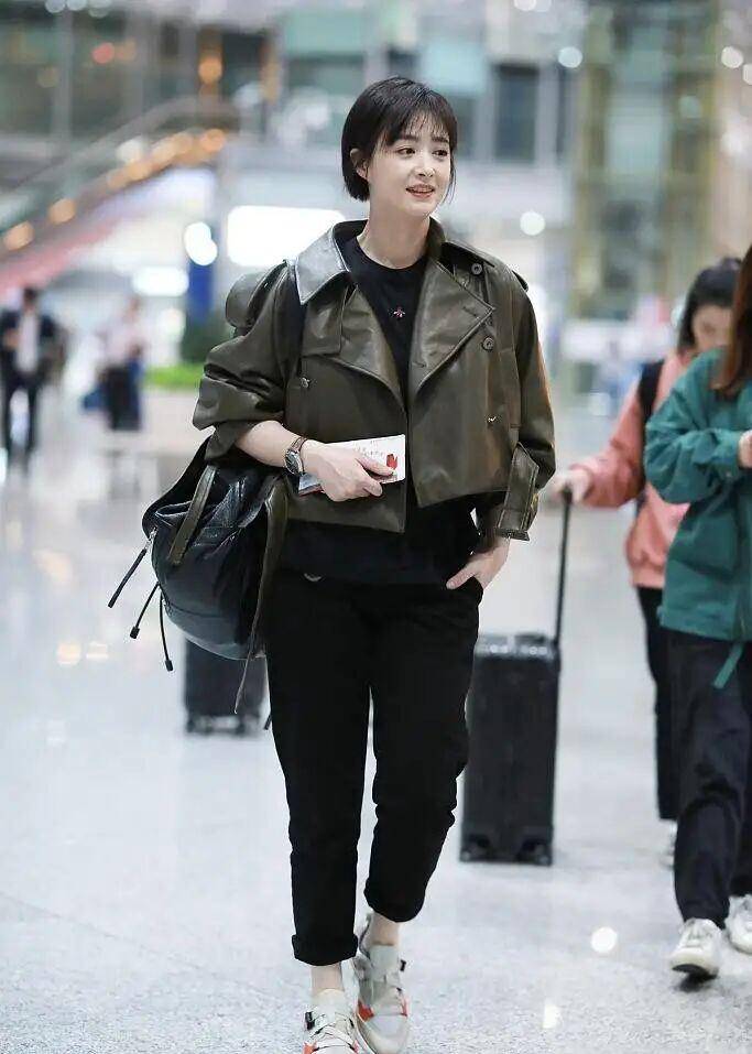 蒋欣终于穿对了,廓形皮衣加小黑裤帅气有型,显瘦又显气质!
