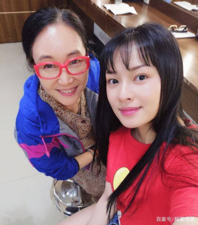 原创她演一辈子戏都没红丈夫去世14年独自抚养女儿如今还是单身