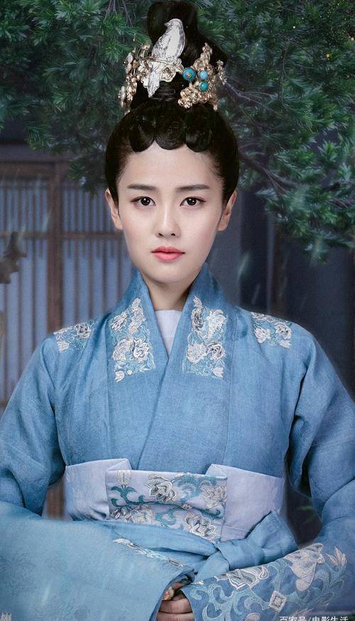 里的邓婵玉这个角色造型让人看到了白鹿身上的温婉娇俏感,古装造型看