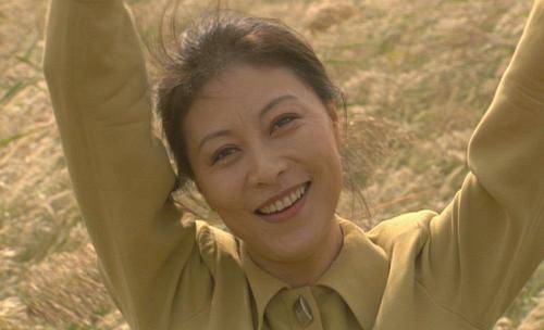 张嘉译的前妻,患病后遭丈夫抛弃,56岁靠女儿跑龙套养她_岳红_母亲