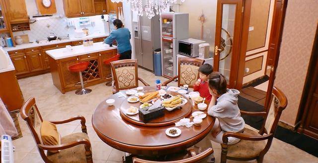 黄圣依娘家也很豪!各种名酒摆满柜子?_安迪_杨子家_姥姥家