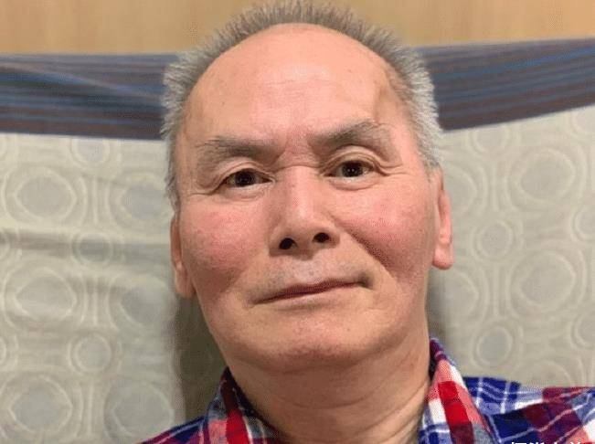原创65岁刘家辉近况曝光被传穷到靠卖t恤筹款爱徒亲自辟谣假的