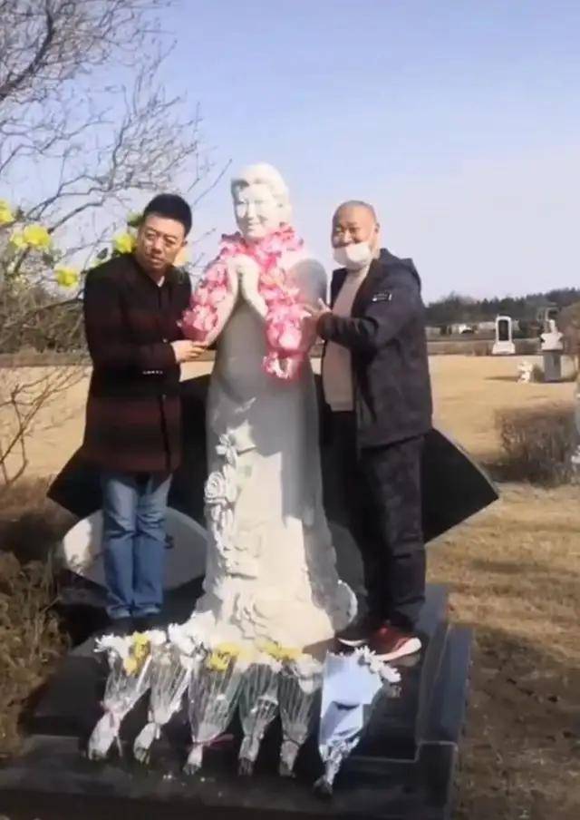 高秀敏逝世17年,徒弟长春墓地跪拜神情哀伤,墓园布置显用心_雕像_墓碑