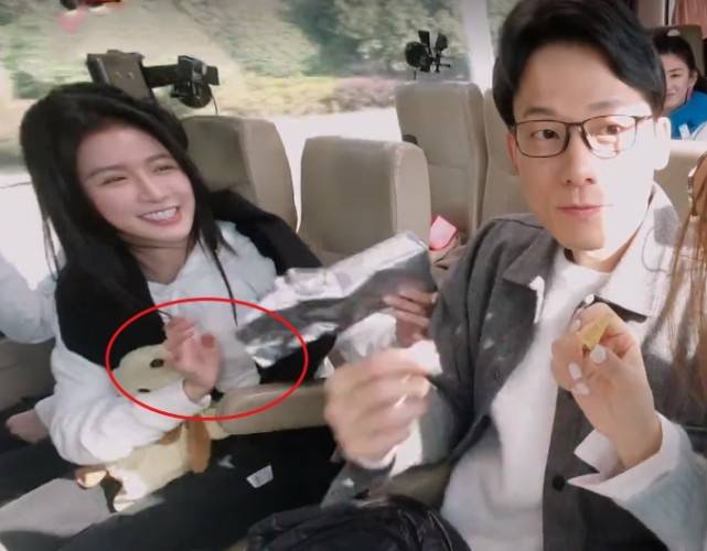 难怪蔡卓宜和前夫分手,看到她在车上干什么?