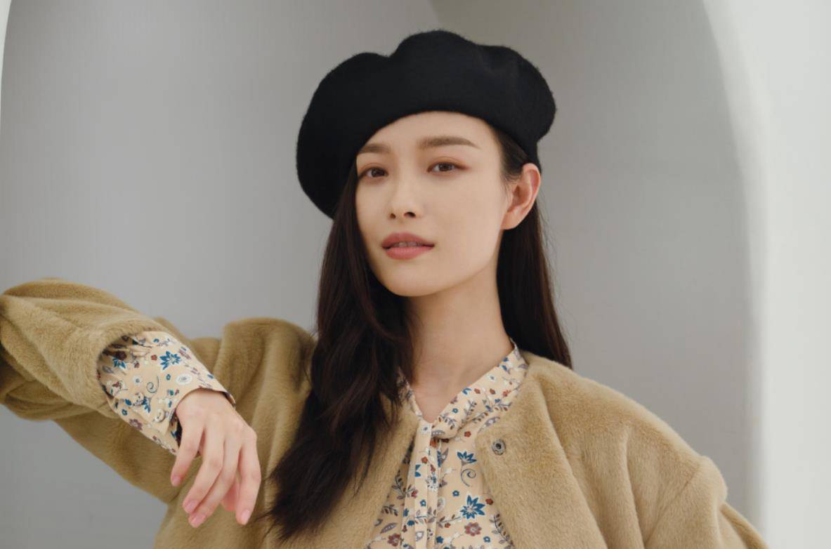 前一阵子,网上曝出一段倪妮被代拍撞到的视频,视频