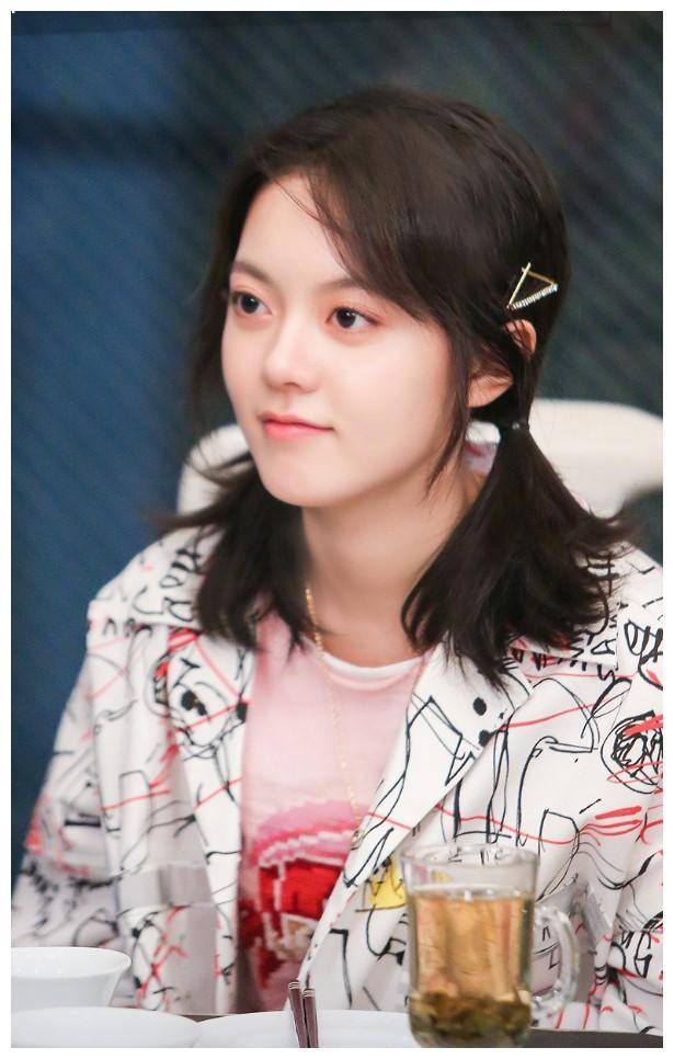 原创赵今麦才17岁就这么会穿白色长袖搭背带裤青春靓丽又活力十足