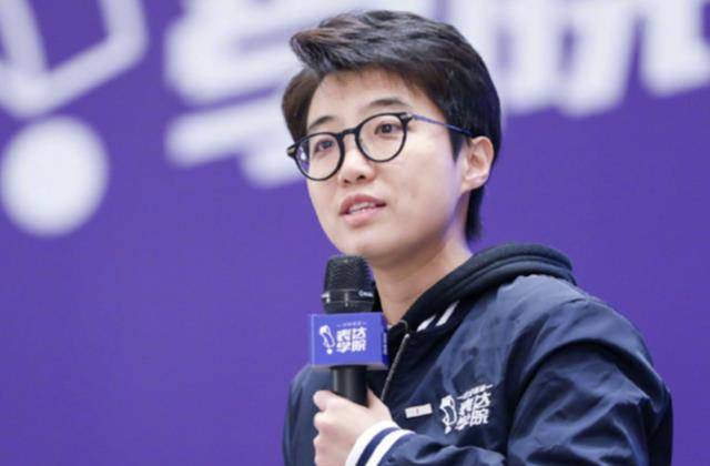 被网民日报批评,邱晨公开道歉,关闭社交账号退出娱乐圈_微博_公众人物