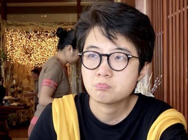 原创被网民日报批评邱晨公开道歉关闭社交账号退出娱乐圈