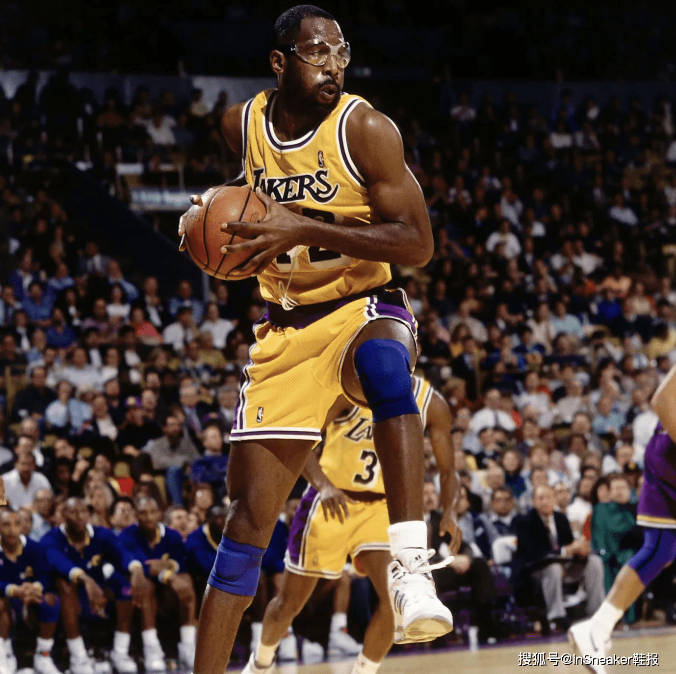 詹姆斯·沃西杰里·巴斯在1979年用自己的全部资金购买了湖人队