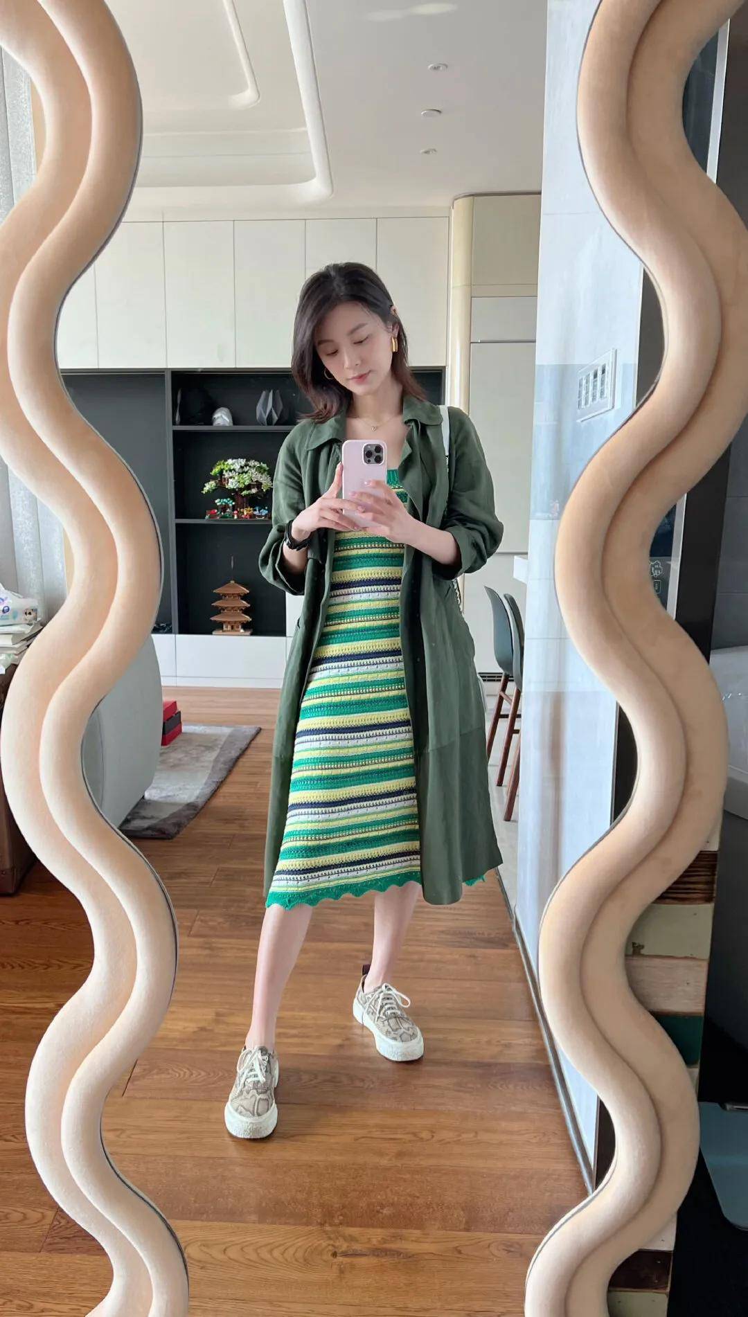 原创毛林林营业照身材颜值保养的很好人美但却事业停滞不前