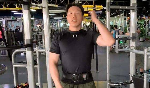 德云社烧饼,凭借肌肉身材登上杂志封面,网友:难道不说相声了_健身