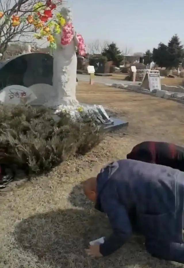高秀敏的两位徒弟身穿一身黑衣低调现身,两人跪拜在高秀敏的墓碑前