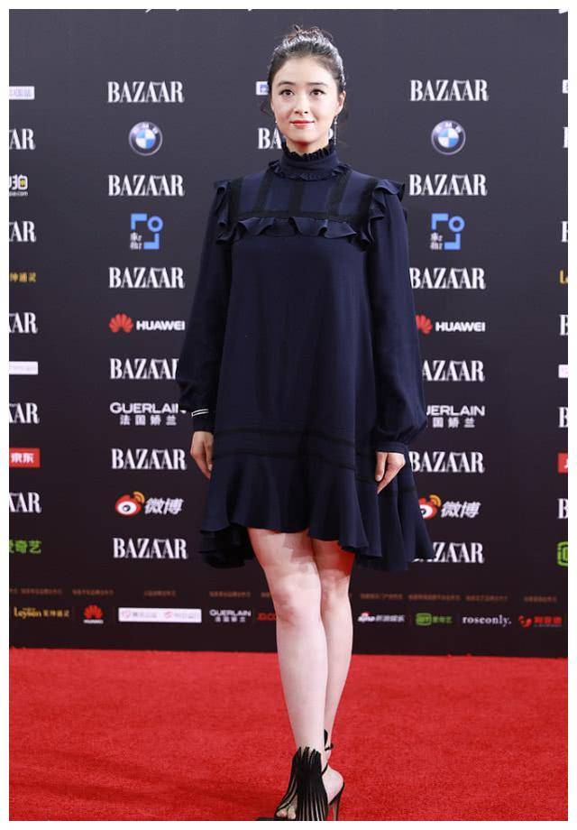 而且蒋欣的脚看起来很匀称,气质看起来很棒.