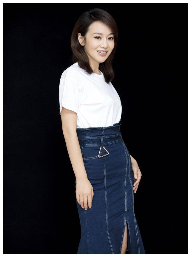 闫妮瘦身成功,不仅身材火辣,性感,穿牛仔连衣裙比21岁女儿更嫩_女性