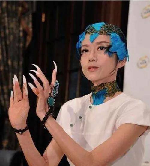 杨丽萍下凡抖音跳舞,64岁未婚未育,晚年凄惨还是活成真仙女_舞蹈_孩子