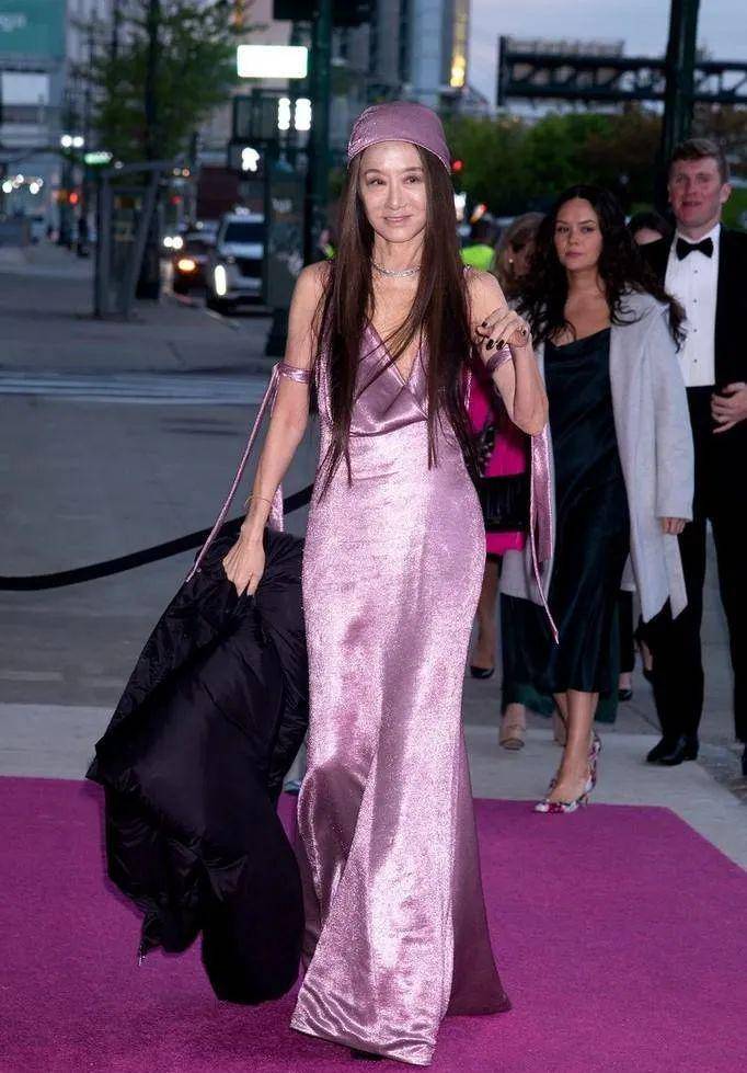 原创婚纱女王王薇薇72岁精神矍铄穿鱼尾裙气场全开皱纹难掩骨子美