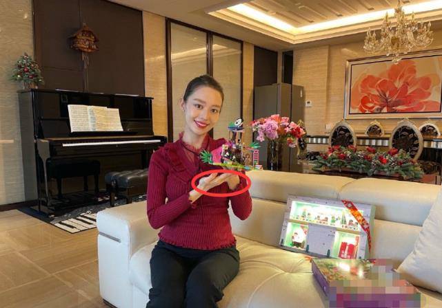 吉娜月子期复工照疑曝光穿粉色睡衣气色好哺乳期妈妈略显圆润