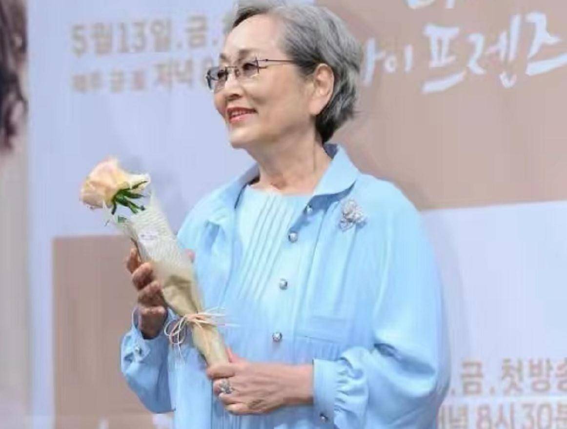 五官让人看着舒服,穿着衣服得体,与穿着华丽的女演员比起来,她是最