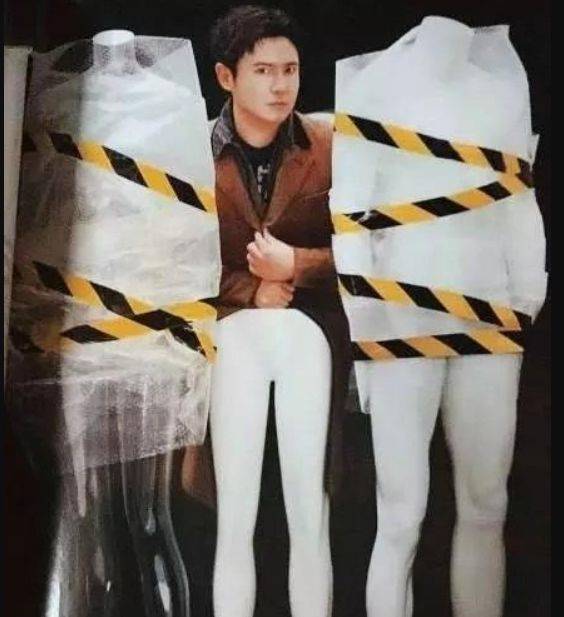 有种"神角度"叫明星错位照,王一博梳辫子,看到王俊凯认真的?