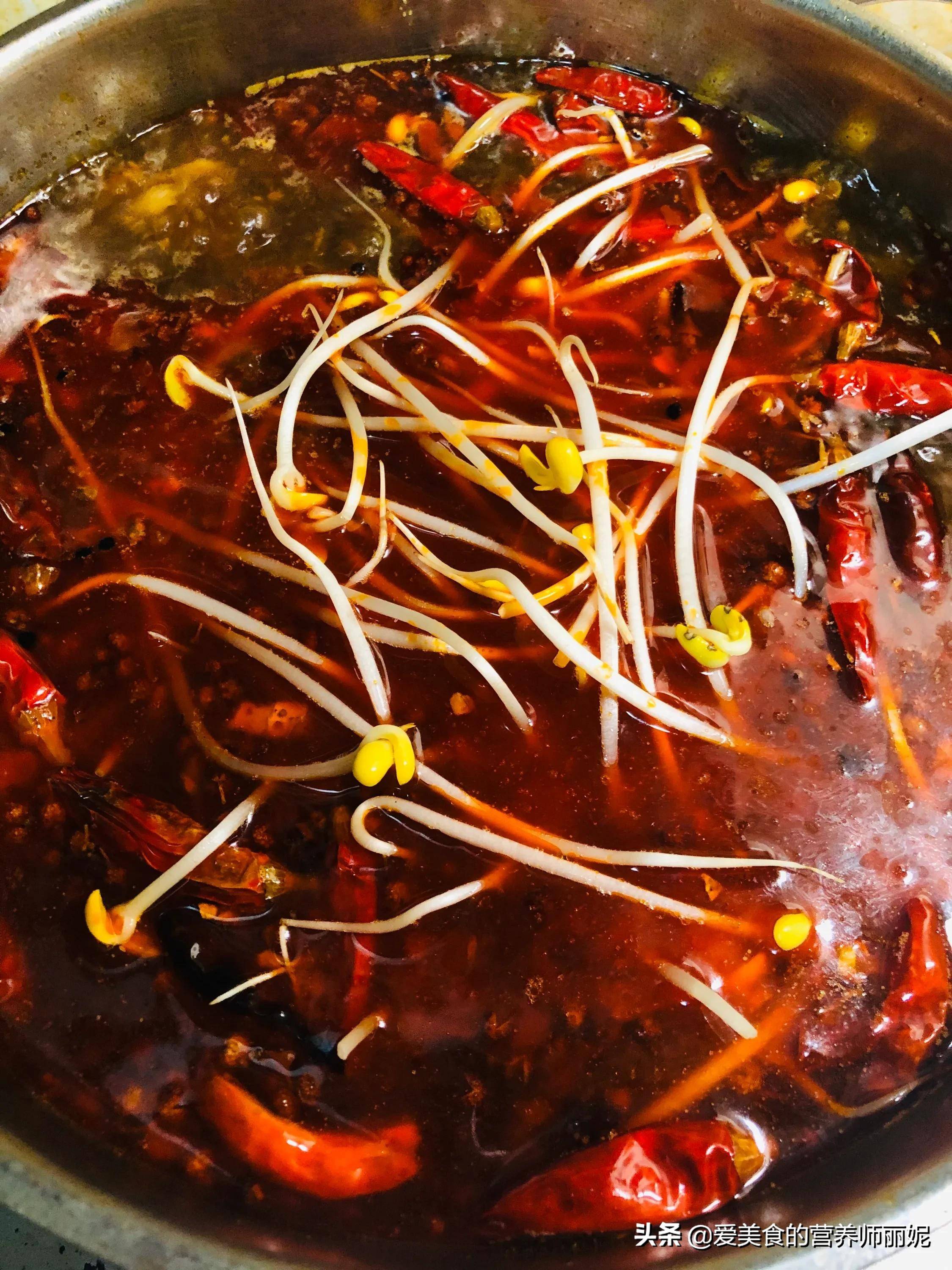 在炒好料之后放入适量的水,把洗干净撕碎的平菇和黄豆芽放进锅中一起