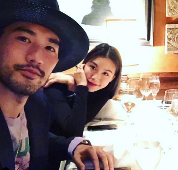 高以翔全家与bella父母合影首曝光bella抱着高爸爸两家人很亲密