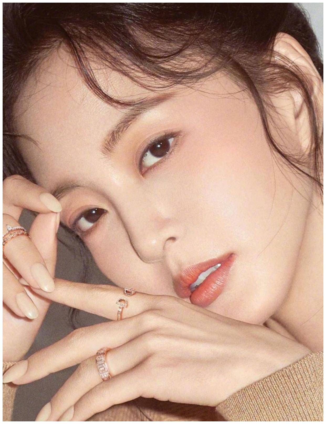 原创韩艺瑟拍摄画报穿驼色拼接毛衣温婉又柔美这状态哪像38岁