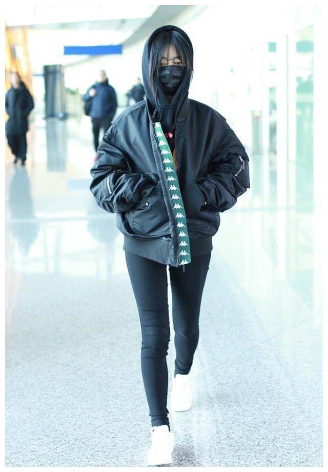 但是谭松韵的脚并不像其他女明星那么纤细,而是其大众肌肉型的肉脚.