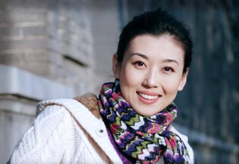 原创美女主持李红14岁辍学打工又退婚凭一己之力供出俩大学生