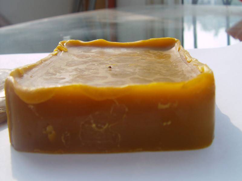 蜡疗的方法有多种,如蜡饼法(把溶化的蜂蜡倒于盘中做成 饼,贴于患处)