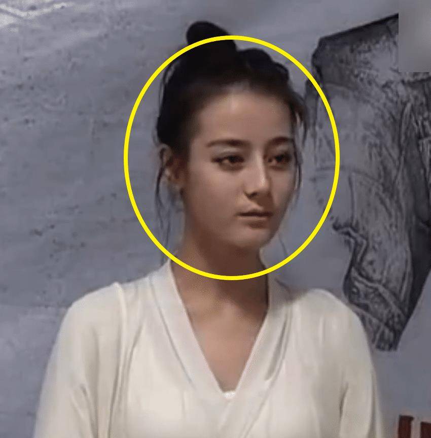 原创迪丽热巴早期素颜照曝光五官完全不输精修黑眼圈却是永远的痛