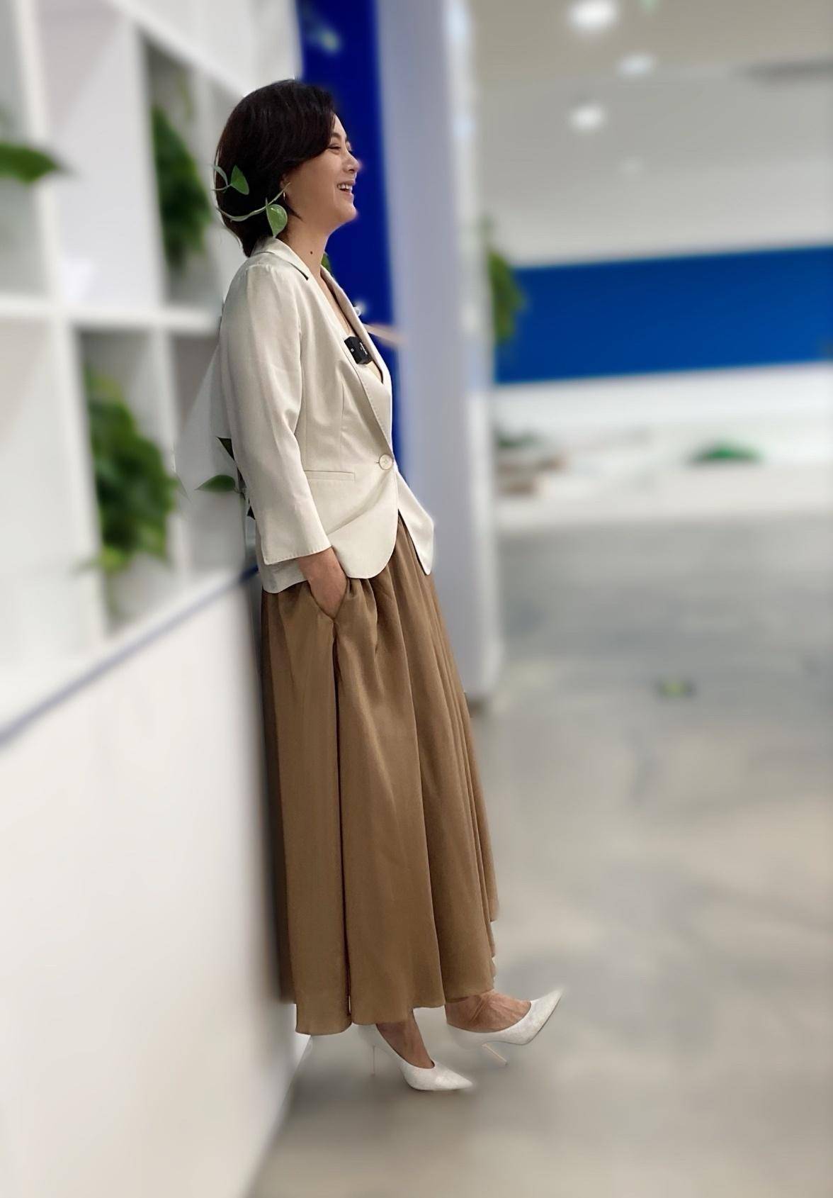 李玲玉真会穿!米色西装配长裙优雅又高级,60岁妈妈都该学一学