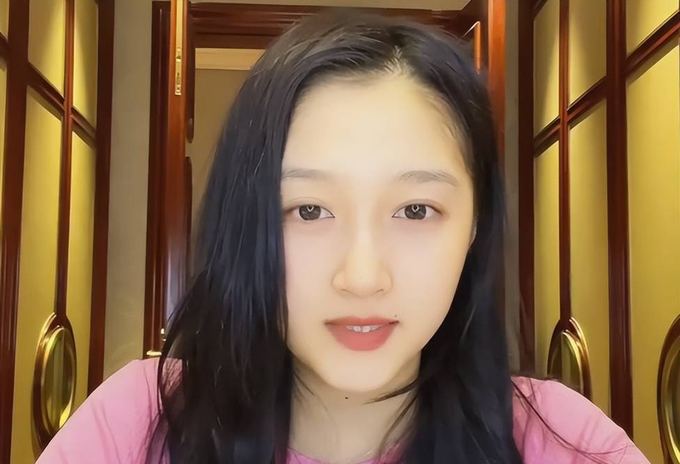原创关晓彤晒素颜照脸部浮肿幸福肥明显做拿手菜探班男友鹿晗好甜