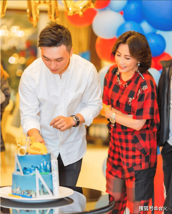 56岁刘嘉玲亲自为侄子过生日!一身大红衣特喜庆,将侄儿视若己出_梁朝伟_刘兆_子女