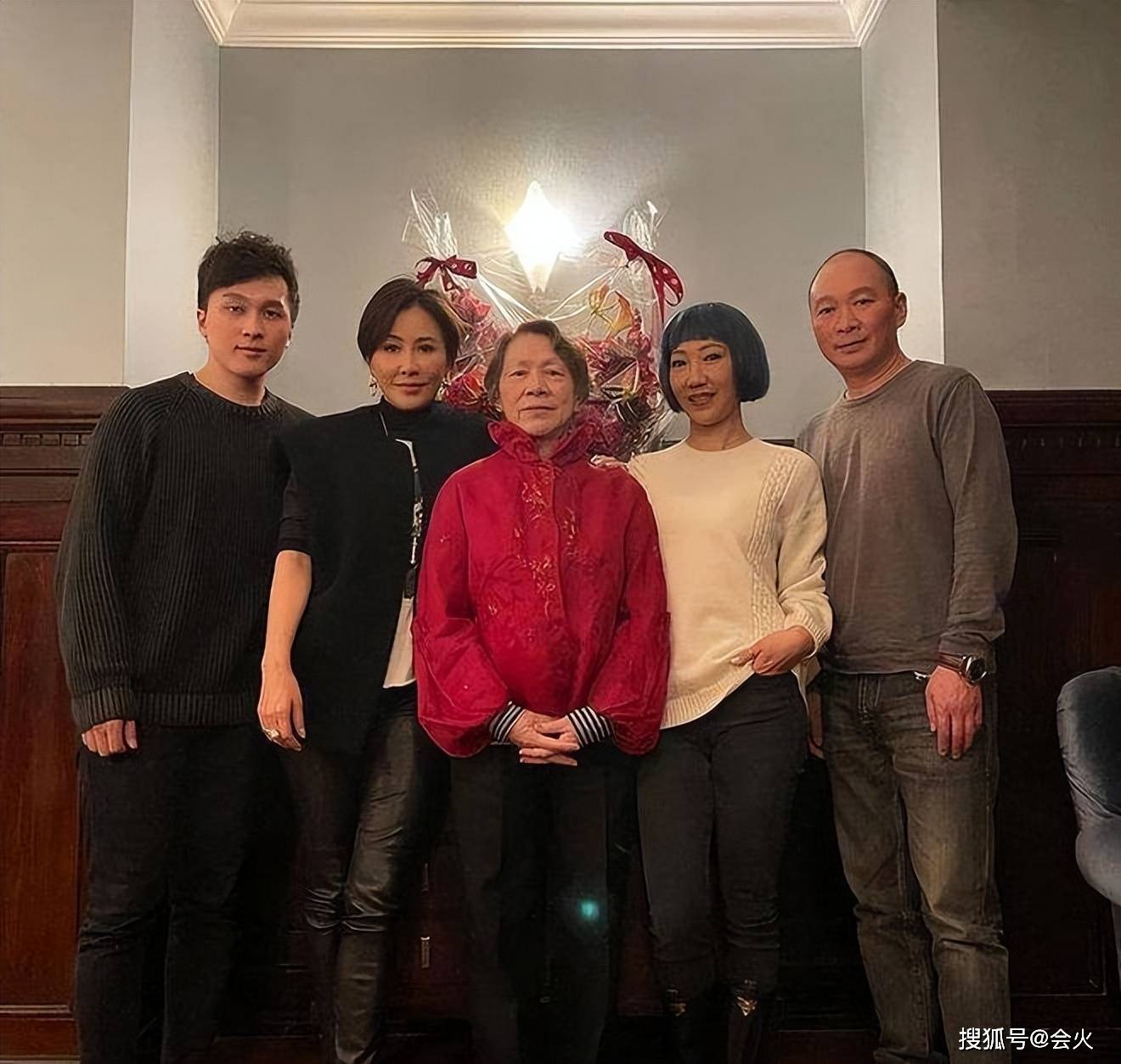 56岁刘嘉玲亲自为侄子过生日!一身大红衣特喜庆,将侄儿视若己出_梁朝伟_刘兆_子女
