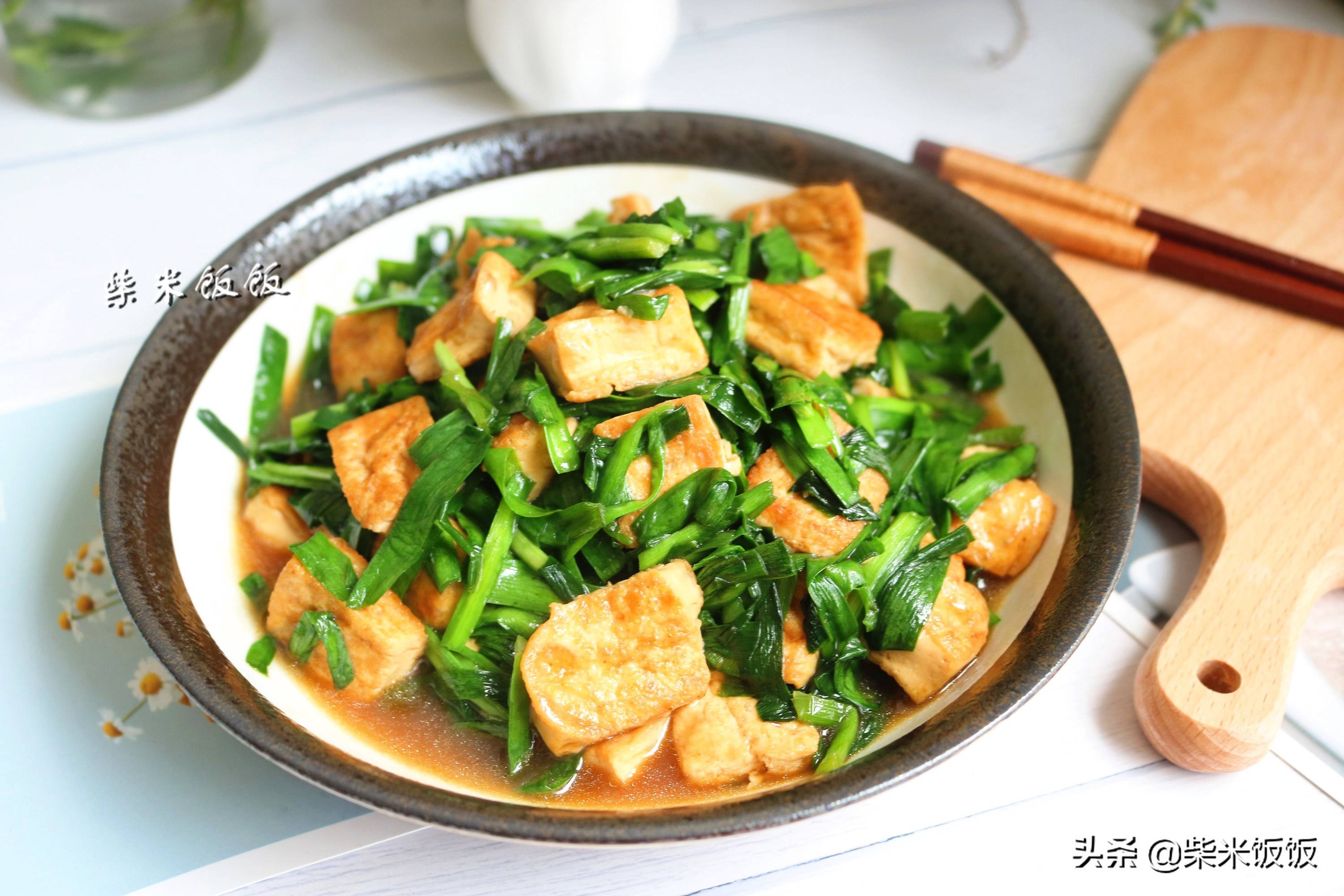 煎豆腐炒韭菜【食材】豆腐,韭菜,生抽,鹽【做法】1,豆腐切成小塊,韭菜