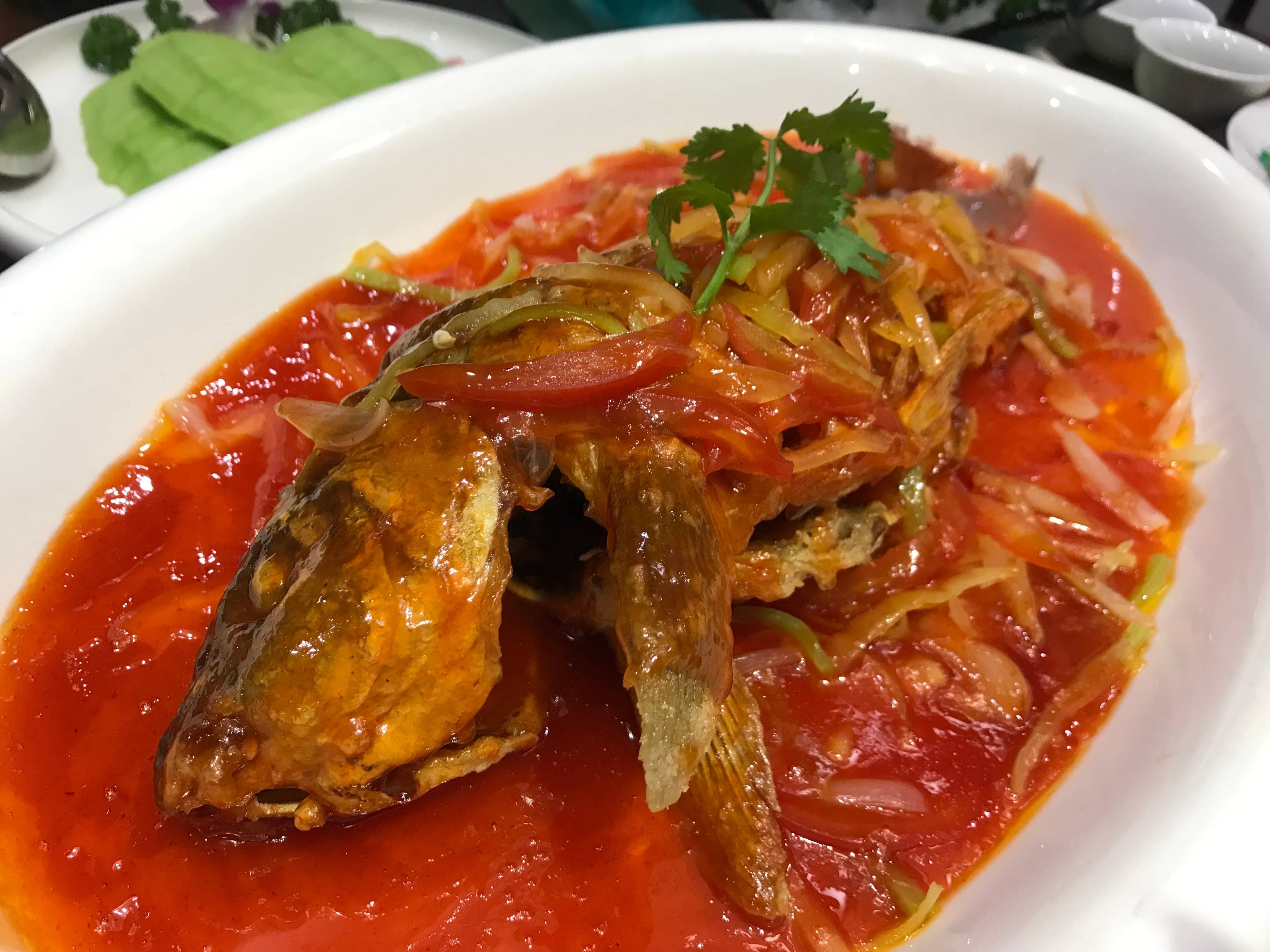 五柳鱼吃起来外皮脆中带着软嫩,肉质更是鲜美,还带着一丝丝的清甜.