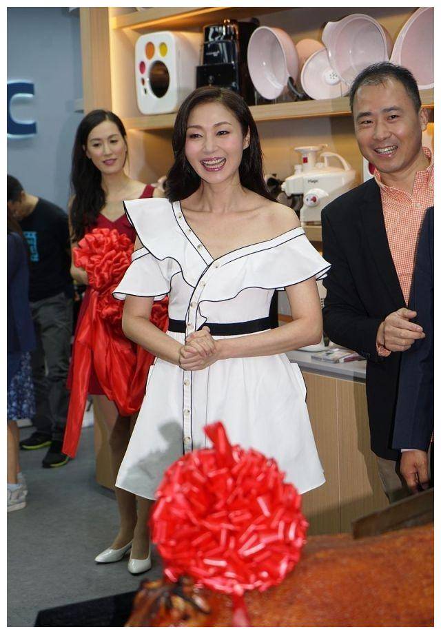 原创万绮雯腿精不是吹的穿白色斜肩连衣裙亮相身材比例太完美