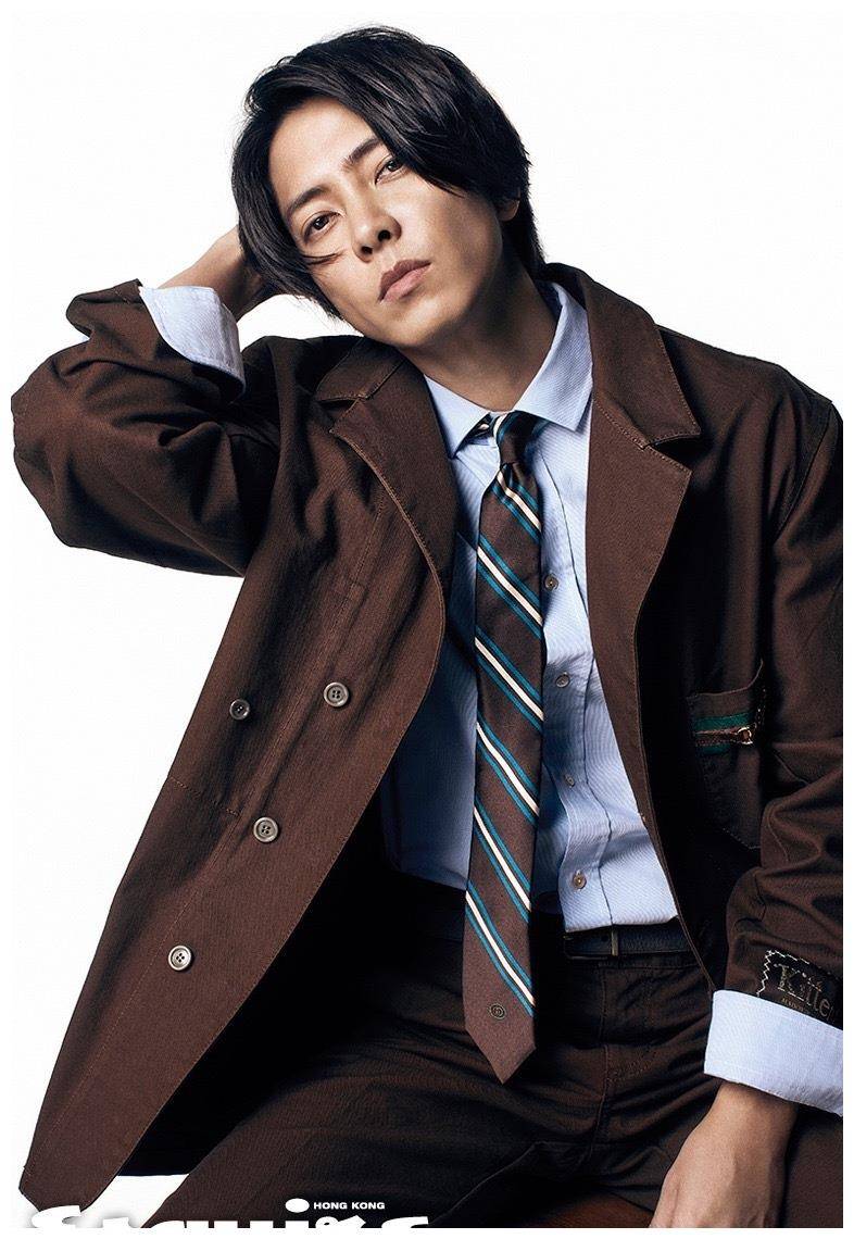 原创山下智久出镜港版杂志红蓝配复古又摩登但姿势怪诞让人看不懂