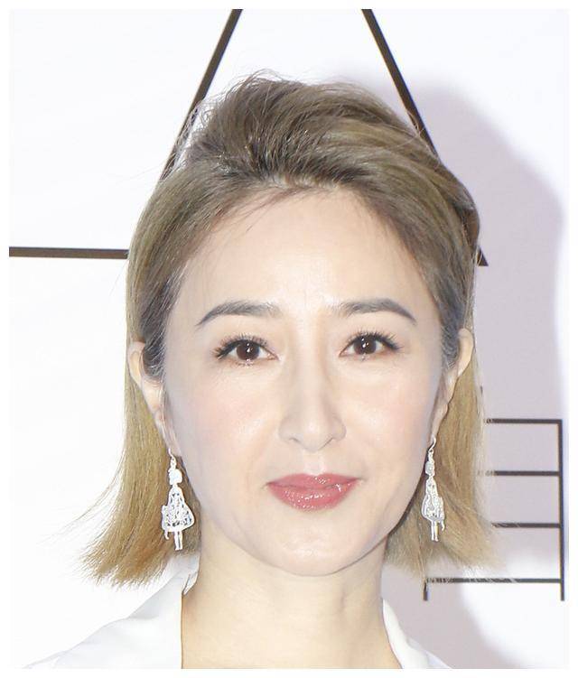 原创关咏荷才是真不老女神白色大衣配短发亮相55岁的年龄35的气质