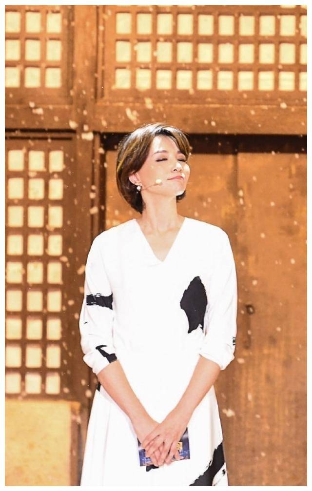 气质女神董卿穿搭罕见翻车,碎花衬衣配橘色口红,显得又土又老态_格调